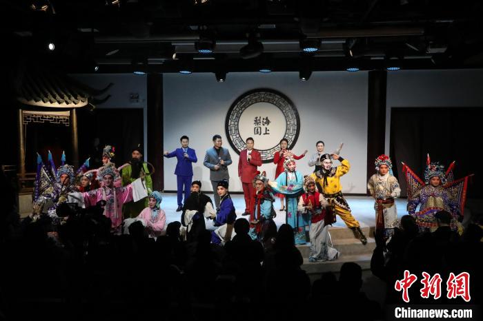 图为参加“戏曲绝活展风采”演出全体演职人员合影。 李贵刚 摄